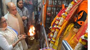 Mamata Banerjee at Kalighat temple 