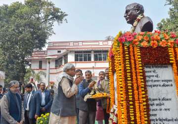 Bihar Chief Minister Nitish Kumar pays tribute to Jannayak Karpoori Thakur. (File photo)