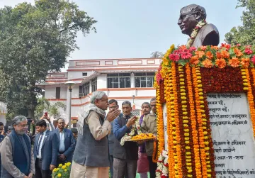 Bihar Chief Minister Nitish Kumar pays tribute to Jannayak Karpoori Thakur. (File photo)