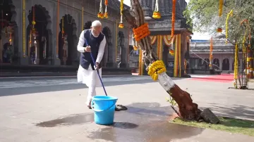 Prime Minister Narendra Modi takes part in Swachhata Abhiyan at Kalaram temple in Nashik.