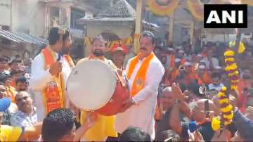 Maharashtra CM Shinde plays dhol in Thane 