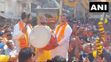 Maharashtra CM Shinde plays dhol in Thane 