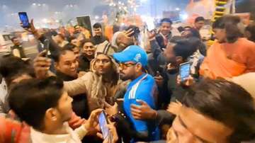 Virat Kohli's doppleganger gets mobbed 
