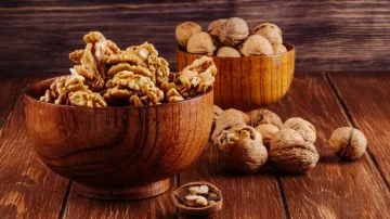 walnuts for child