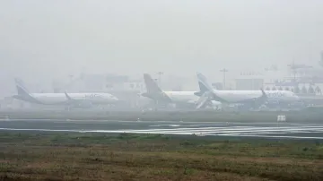 flight delays, delhi airport, airports, foggy weather, flight delay due to fog, tech used by flights