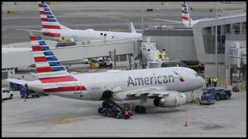 US, man tries to open door, plane, American Airlines