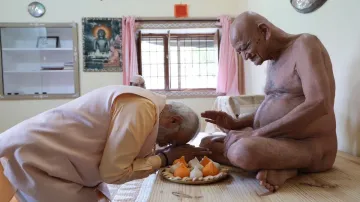 PM Modi with Acharya Vidhyasagar Maharaj