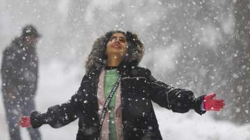 Tourist enjoys snowfall in Jammu and Kashmir 