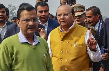 VK Saxena with Arvind Kejriwal