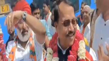 BJP workers welcome wrong BJP leader instead of Kanpur candidate.