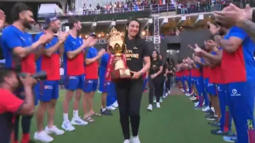 RCB men's team give a guard of honour to WPL champions.