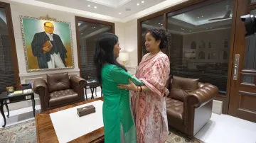 Arvind Kejriwal's wife Sunita meets Hemant Soren's wife Kalpana.