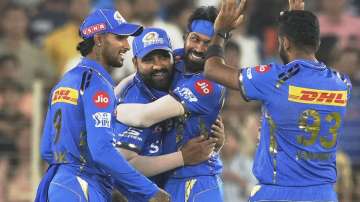 Hardik Pandya celebrates a wicket with his MI teammates.