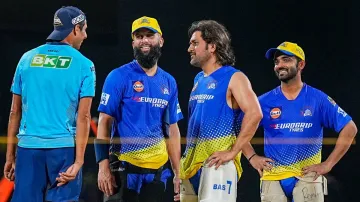 Gujarat Titans bowling coach Ashish Nehra having an interaction with Moeen Ali, MS Dhoni and Ajinkya