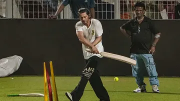 Shah Rukh Khan was seen taking active part in KKR's practice ahead of their game against the Delhi Capitals