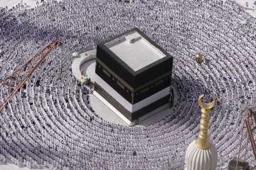 Hundreds of thousands of Muslim pilgrims perform prayers