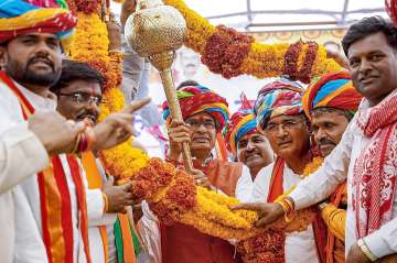 Former MP CM Shivraj Singh Chouhan with his supporters