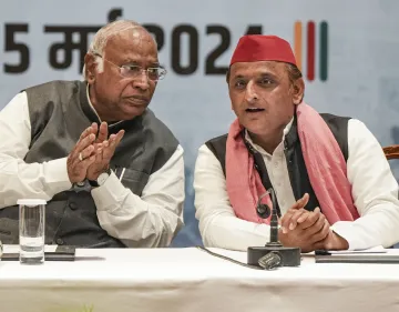 Congress president Mallikarjun Kharge and SP chief Akhilesh Yadav