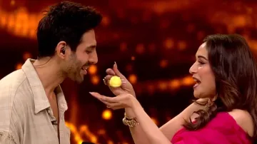 Madhuri Dixit feeds Rasmalai to Kartik Aaryan