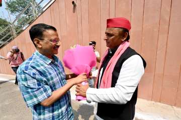 Akhilesh Yadav with Arvind Kejriwal in Lucknow