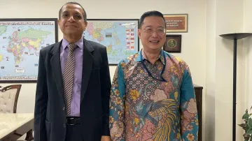 MEA Additional Secretary (South) Ravi Shankar (L) with Singapore High Commissioner Simon Wong (R)