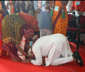 PM Modi bows down before Kamala Maharana