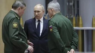 Russian President Vladimir Putin, (C), talks with Russian Chief of General Staff Gen. Valery Gerasim