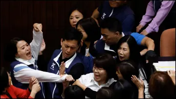 Taiwan, Taiwan parliament, Taiwan lawmakers fight