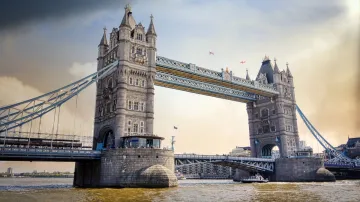 Tower Bridge, Harry Potter, Marge Dursley, Viral video, trending, trending news