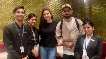 anushka virat mumbai airport