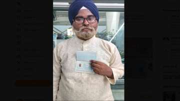 Delhi news, CISF held 24 year old man posing as 60 plus passenger, man carrying forged passport caug
