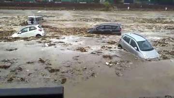 Haridwar rainfall, cars swept away in haridwar, Heavy rain swells dry Sukhi river, vehicles swept aw