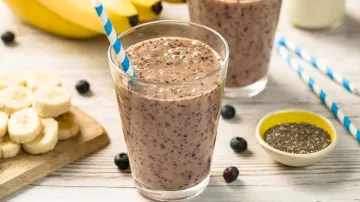 shake made of gulkand, banana, soya and chia seeds