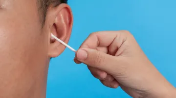 Know how to remove ear wax at home