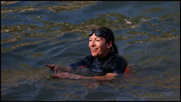 Paris mayor swims in river