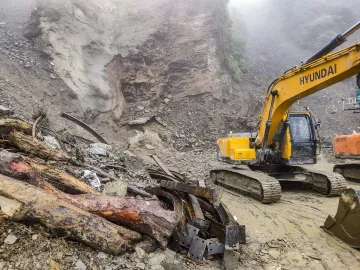 Authorities are at work to open the blocked road in Himachal Pradesh