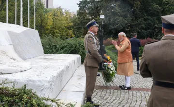 PM Narendra Modi paying homage in Warsaw