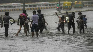 Delhi rains, flights diverted at IGI airport in delhi, delhi airport, heavy rainfall in delhi, delhi