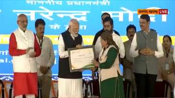 PM Modi felicitates a 'Lakhpati Didi' at Jalgaon event