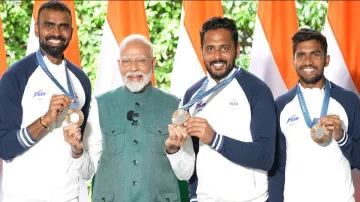 PM Modi with the Indian hockey team.