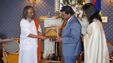 Gurudev greets President Prithvirajsing Roopun and First Lady Sayukta Roopun