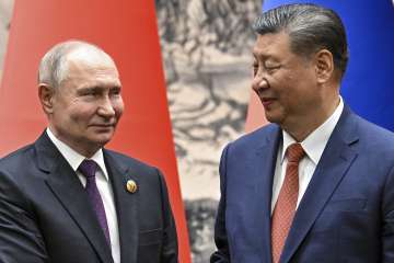 Russian President Vladimir Putin (L) with his Chinese counterpart Xi Jinping (R)