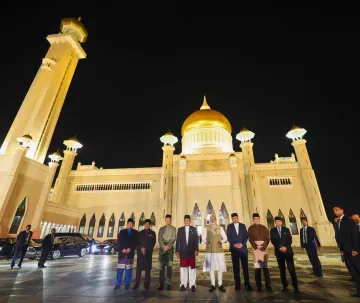 PM Modi visits Sultan Omar Ali Saifuddien mosque