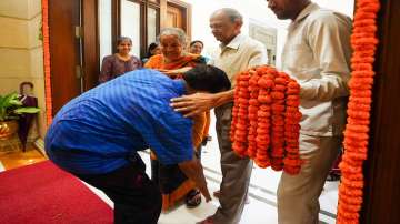 Arvind Kejriwal seeks his parents' blessing after getting released on bail