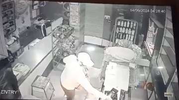 The CCTV footage shows that the thieves managed to steal ?35-40 lakh worth of mobile phones.