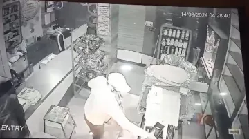 The CCTV footage shows that the thieves managed to steal ₹35-40 lakh worth of mobile phones.