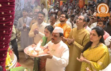 Along with Uddhav Thackeray, his son Aaditya Thackeray was also seen visiting the Lalbaugbcha Raja.