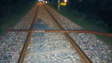 A 6-meter-long iron pole was found on the railway track between Bilaspur Road and Rudrapur City. 