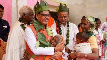 During his visit to Latehar, Chouhan met with an elderly woman from the indigenous Jamatoli village, where she blessed him, prompting him to embrace her warmly.