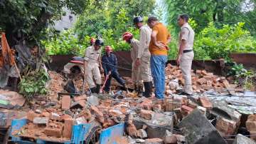 Delhi building collapse, Delhi rains, Portion of building collapses in delhi Nabi Karim area, delhi 